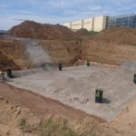 Kun Enregisin uusi moderni muovikaseteista rakennettu viivytysallas on liitetty nykyiseen betoniseen viivytysaltaaseen, kaivanto voidaan täyttää nopeasti.